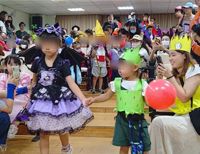 云林县虎尾非营利幼儿园为让孩子从小融入社区，23日前往云林家扶中心进行绘本创作交流，藉由小朋友与社区的互动，让社区共好理念从小扎根。（张朝欣摄）