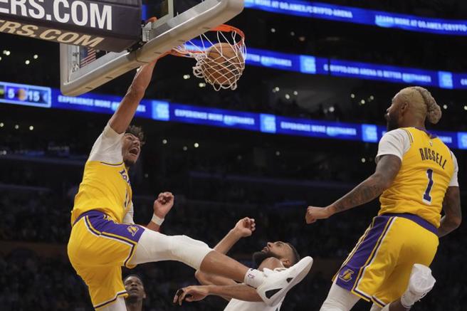 灰狼與當家中鋒戈貝爾(中)達成3年1.1億美元續約條款。(美聯社)