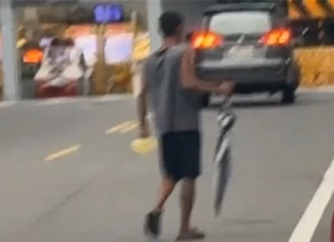 潘男精神不穩手持雨傘作勢攻擊路人，民眾見狀驚嚇而報案。(取自Threads／呂筱蟬桃園傳真）