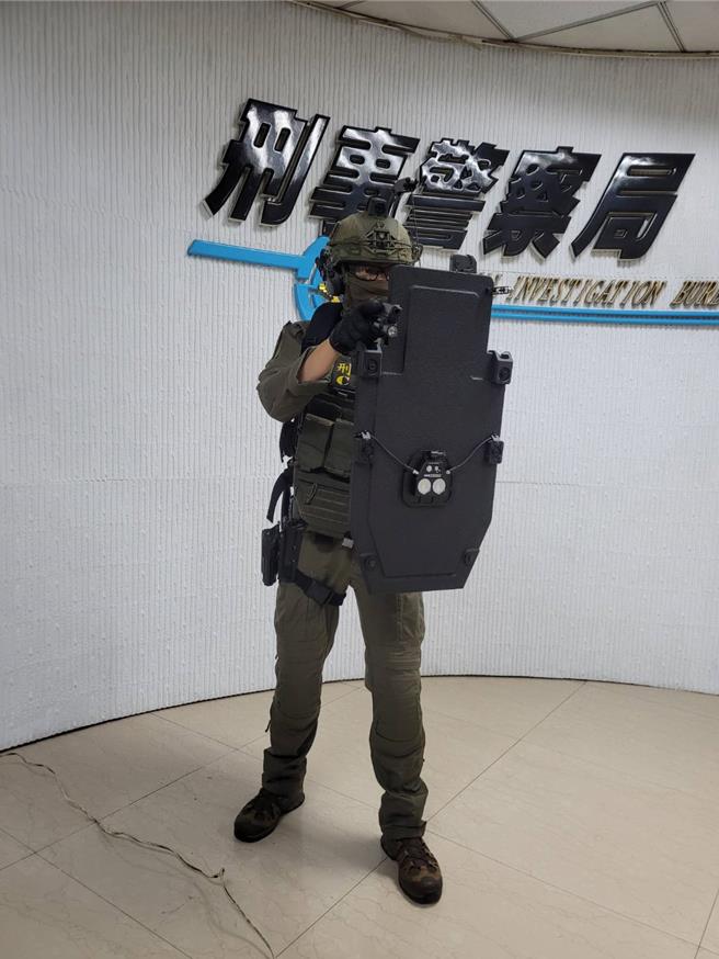 爱尔丽集团23日捐赠高科技防弹盾牌系统等装备给刑事局除暴特勤队。(林郁平摄)