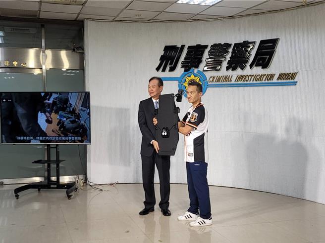 爱尔丽集团23日捐赠高科技防弹盾牌系统等装备给刑事局除暴特勤队。(林郁平摄)
