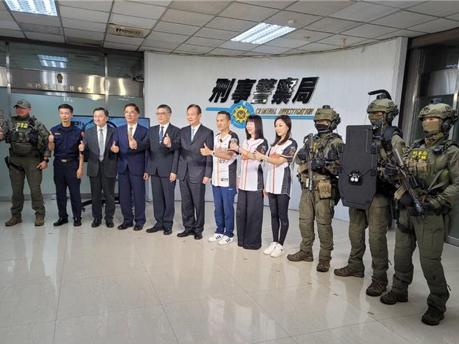 爱尔丽集团23日捐赠高科技防弹盾牌系统等装备给刑事局除暴特勤队。(林郁平摄)