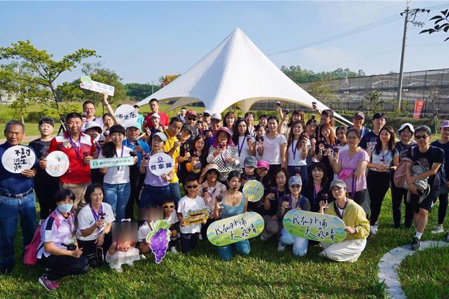 「2024水流东红酒音乐祭」将于10月26日在农艺传坊举行，大家一同徜徉在大草坪、悠閒野餐，边品尝红白酒、边音乐狂欢。（树生酒庄提供／张妍溱台中传真）