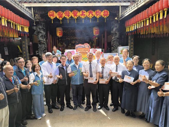 台中慈济宫推广茹素结合公益提供弱势餐食。（李京升摄）