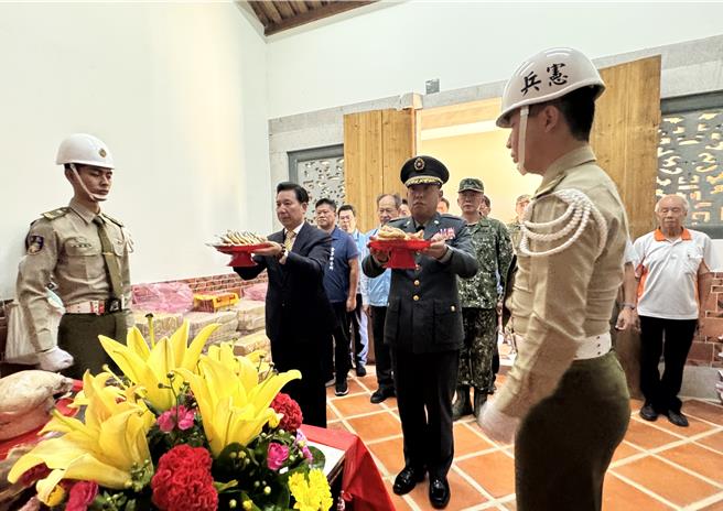 金門軍、政各界今日上午在萬聖祠秋祭古寧頭戰役陣(公)亡將士英靈，由金防部指揮官李定中(前排右二)與金門縣長陳福海(前排左二)擔任主祭。(于家麒攝)