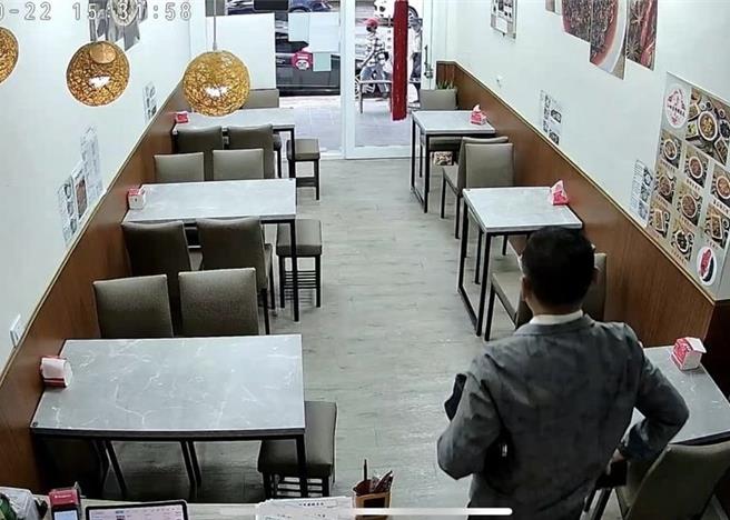 竊賊行竊得手後離開店家。（擷取臉書社團）