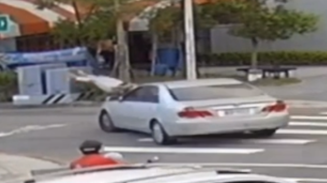 新竹母女突然遭17歲少年開車撞飛。（蕭宥彤翻攝）