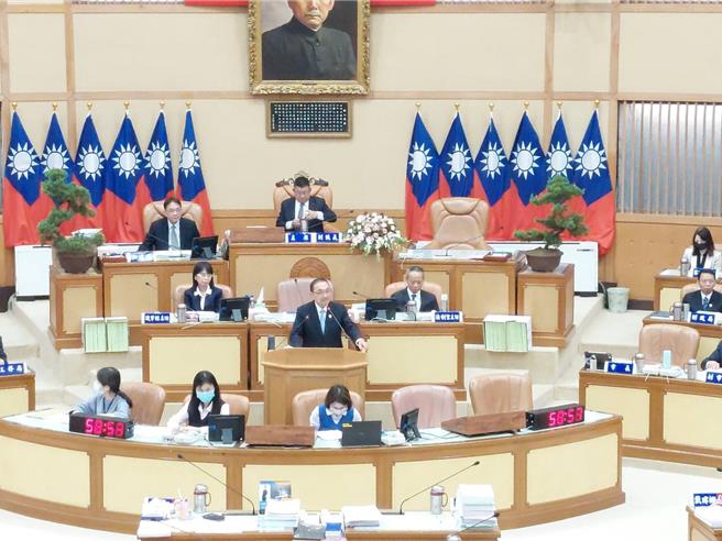 新北市长侯友宜答询，「会」，本来11月计画到英美，但未必最后会成行，因为事情很多。（陈慰慈摄）