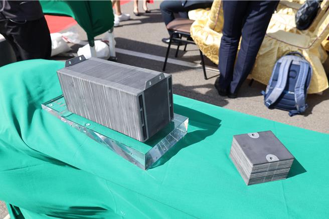 台湾第2套氢能燃料发电系统，23日在苗栗县竹南镇台湾保来得公司启用，系统中所使用的电池载板也是台湾保来得公司的产品。（谢明俊摄）