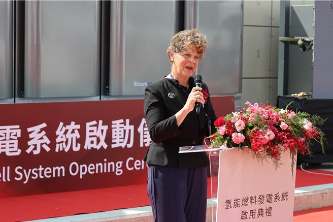 台湾第2套氢能燃料发电系统，23日在苗栗县竹南镇台湾保来得公司启用，美国在台协会商务组长谢贝睛特别到场推荐由美商发展的这套发电系统。（谢明俊摄）