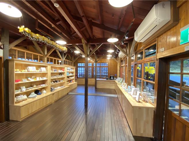 蹦蹦车月台出口处的贩卖部，25日以全新原貌开幕并推出蹦蹦车及太平山相关系列产品。（林业保育署宜兰分署提供／吴佩蓉宜兰传真）