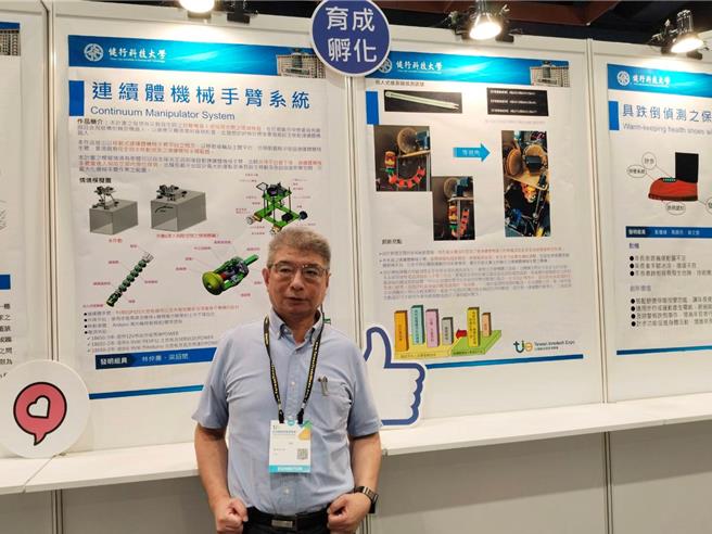 桃園市健行科技大學機械工程系教授林仲廉，研發機械手臂系統助狹窄空間救災獲台灣創新技術博覽會金牌獎。(健行科大提供／呂筱蟬桃園傳真)