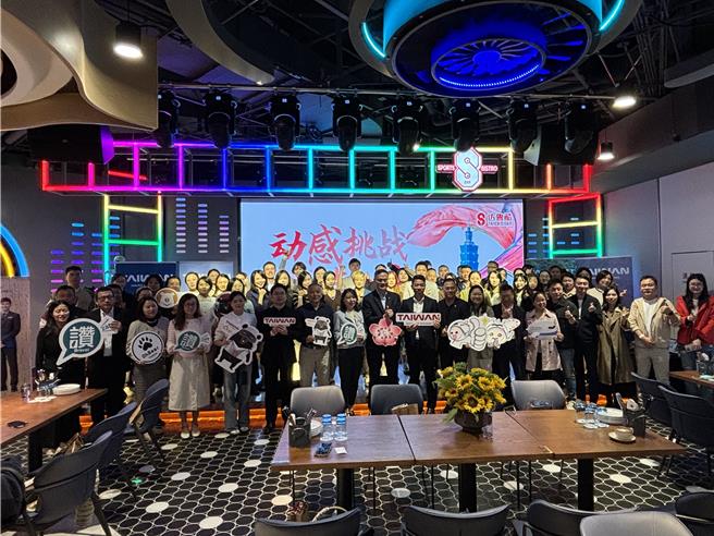 「台湾主题旅游推介暨代理聚会」，23日上午在上海市达鲁酷运动餐酒吧举行，超过80名来自两岸的旅游业者齐聚一堂。（朱绍圣摄）