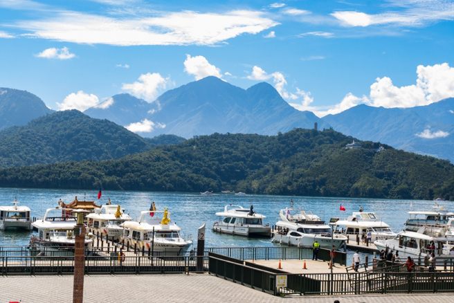 原PO覺得日月潭沒什麼，多年前去過一次，不會想再去；不少網友則認為，日月潭風景很美，值得一去再去。（圖：shutterstock／達志）
