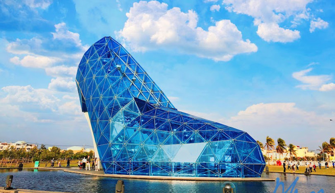 一票網友點名高跟鞋教堂很無聊，部分遊客覺得蠻特別的，可以搭配附近布袋觀光漁市場一起逛。（翻攝Google Maps）