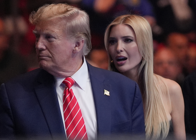 美国共和党总统候选人川普（左）与女儿伊凡卡（Ivanka Trump）交谈的资料照。（美联社）