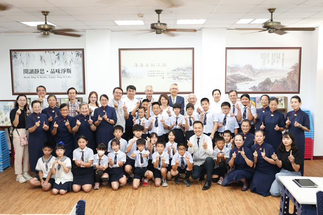信义企业集团创办人周俊吉10月23日回到家乡嘉义，捐赠设立垂杨国小、崇文国小、和兴国小的静思阅读书轩，希望透过阅读激发学生的潜能。(图/信义房屋 提供)