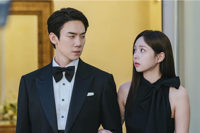 柳演锡（左）、蔡秀彬在《现在拨打的电话》中饰演高顏值契约婚姻夫妻檔。（Netflix提供）