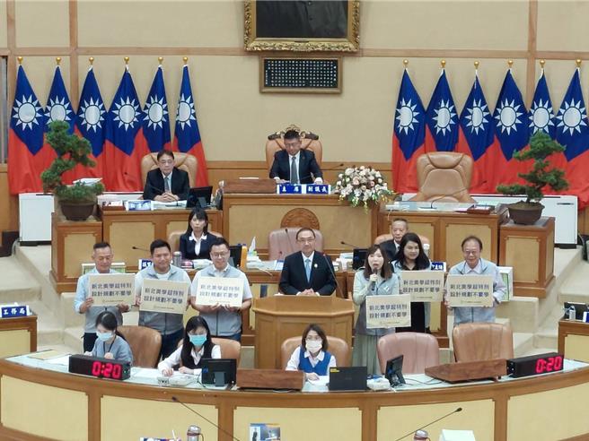 民進黨新北市議員翁震州今（23）日在議會總質詢指出，新北街頭的宮燈旗竟出現融資公司的廣告，質疑市府是在幫業者背書嗎？（陳慰慈攝）