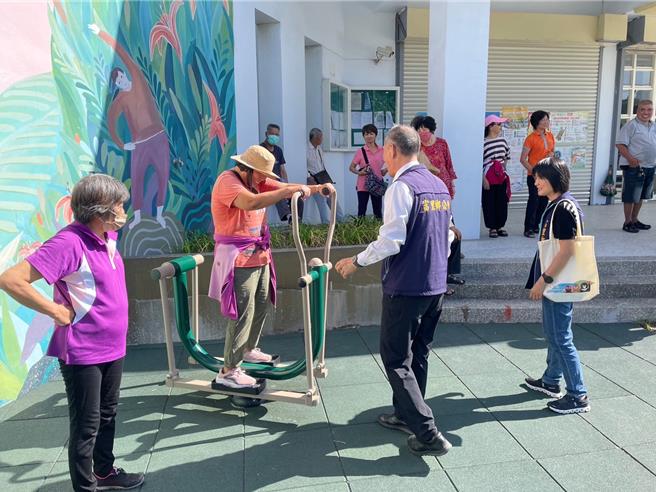 花蓮縣富里鄉老年人口比例高達2成3，鄉公所為此在鄉內公共空間廣設健身運動器材，鼓勵鄉民養成運動習慣提升體能。（富里鄉公所提供／羅亦晽花蓮傳真）