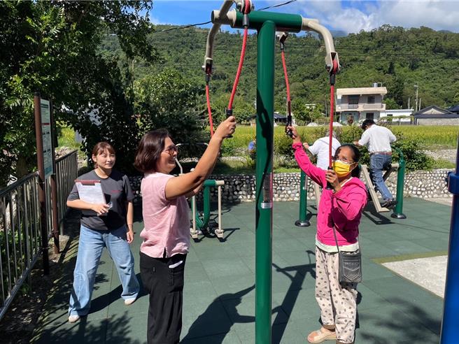 花蓮縣富里鄉老年人口比例高達2成3，鄉公所為此在鄉內公共空間廣設健身運動器材，鼓勵鄉民養成運動習慣提升體能。（富里鄉公所提供／羅亦晽花蓮傳真）