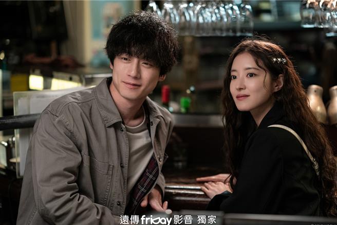 李世荣（右）与坂口健太郎在《爱过之后来临的》中展开宿命爱情故事。（friDay影音提供）