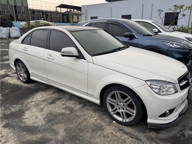 潮州大潮祭将提供这辆白色宾士车让小朋友涂鸦。（潮州镇公所提供／罗琦文屏东传真）