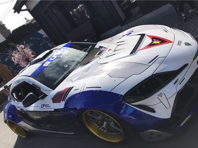 潮州大潮祭「恋车潮现」有多款经典名车。（潮州镇公所提供／罗琦文屏东传真）