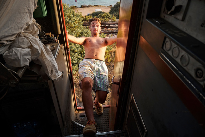 印度一名16岁少年为了拍片，将身体悬挂在火车外，结果下秒遭水泥柱击落。（示意图：Shutterstock／达志）