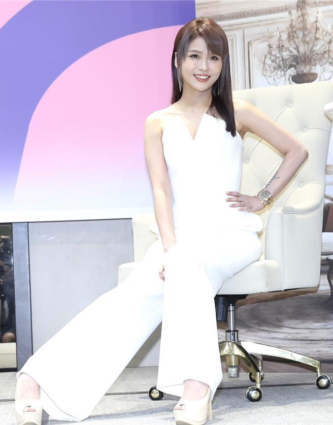 李明珊大方秀出纤细身材。（陈俊吉摄）