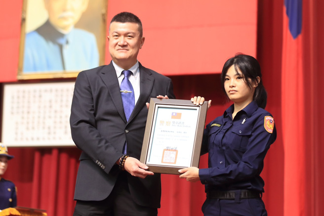 次长马士元颁发「杰出校友、警察奖章、模范警察」等奖项。（图 / 警方提供）