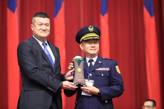 次长马士元颁发「杰出校友、警察奖章、模范警察」等奖项。（图 / 警方提供）