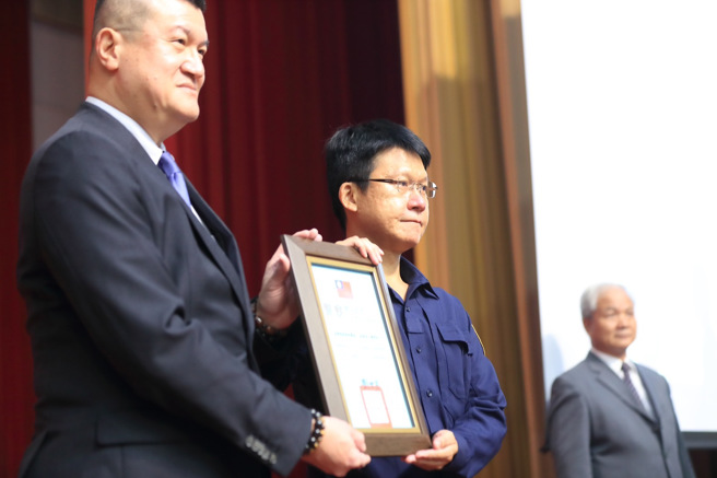 次长马士元颁奖。（图 / 警方提供）