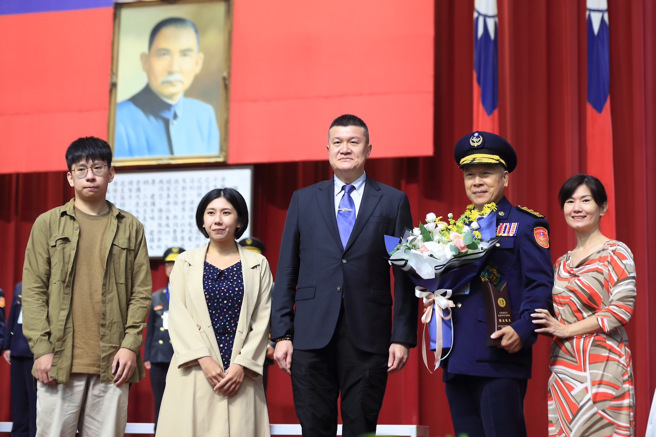 次长马士元颁奖。（图 / 警方提供）