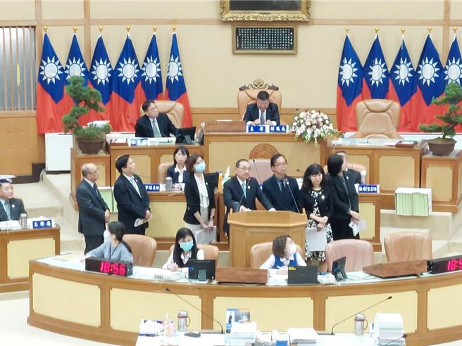 新北市长侯友宜说，会整合市府11个局处单位，推动「新庄百年风貌城」计画，做人行动线缝合与歷史建物重建，以活化新庄老街。（陈慰慈摄）