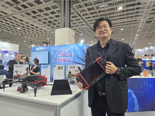 攸泰科技参与10月23-25日举行的2024台湾国际人工智慧暨物联网展，一次展示攸泰科技在卫星通讯与无人机与控制器方面的研发、整合与生产量能优势。(黄琮渊摄)