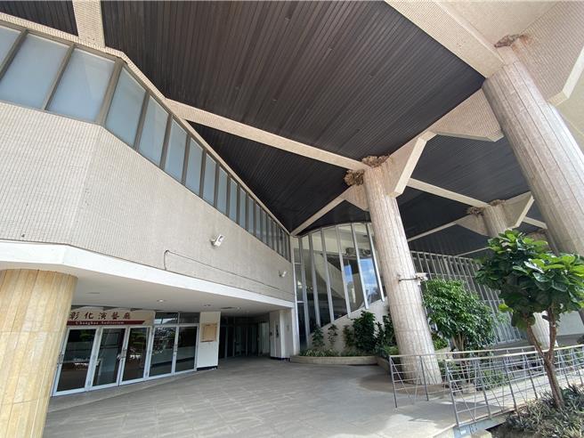 彰化县政府第一办公大楼正进行整修中。（孙英哲摄）