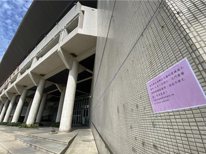 彰化县政府第一办公大楼正进行整修中。（孙英哲摄）