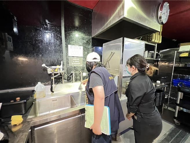 台中市食安處9月2日接獲醫院通報有民眾於8月29日晚間前往西屯區某餐廳用餐，出現疑似食物中毒，獲報後立即到餐廳稽查及抽驗。（台中市食安處提供／馮惠宜台中傳真）