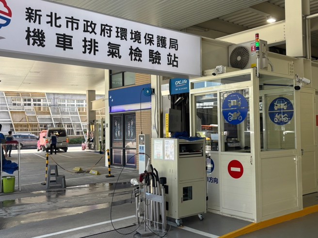 新北环保局于本市板桥车容坊加油站合作办理排气定检服务，大型重机也可以来定检唷! (图/新北市政府环保局提供)