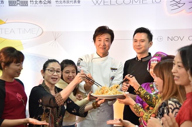 陈鸿深受婆婆妈妈喜欢。（陈鸿提供）