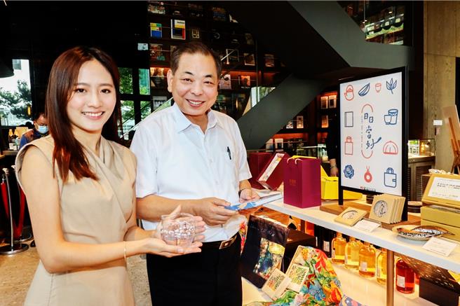 新竹县文化基金会推动文创品牌「日日当好」有14项艺术家文创商品23日正式进驻茑屋竹北树海店，副县长陈见贤（右）和基金会副执长田芮熙分别展示「浪爱回家笔记本」和「松语杯」。（罗浚滨摄）