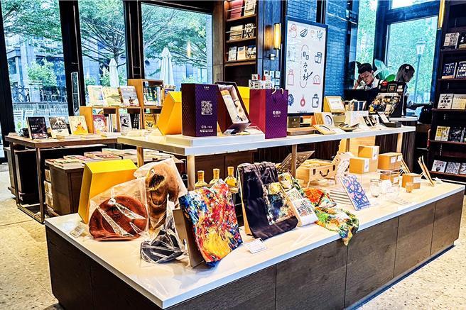 新竹县文化基金会推动文创品牌「日日当好」，有14项艺术家文创商品23日正式进驻茑屋竹北树海店。（罗浚滨摄）