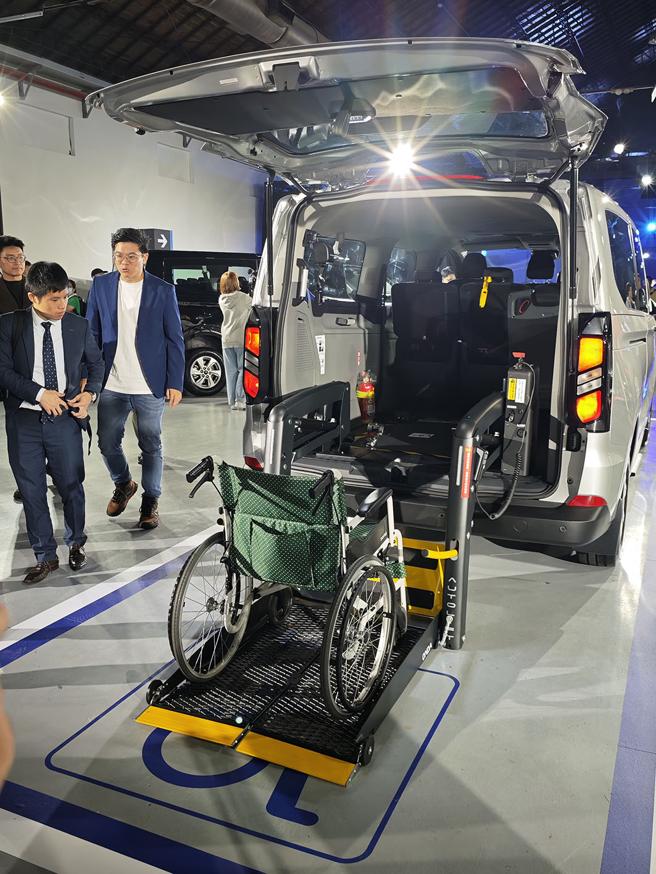 福特六和引进全球Ford Pro Convertor原厂改装认证系统，透过欧洲原厂技术单位及在地工程师协助，辅导辅康企业、重安福祉、台湾福祉及太古标镒等知名在地改装供应商取得原厂认证资格，并针对Tourneo Custom福特旅行家开发一系列福祉车套件。（陈大任摄）