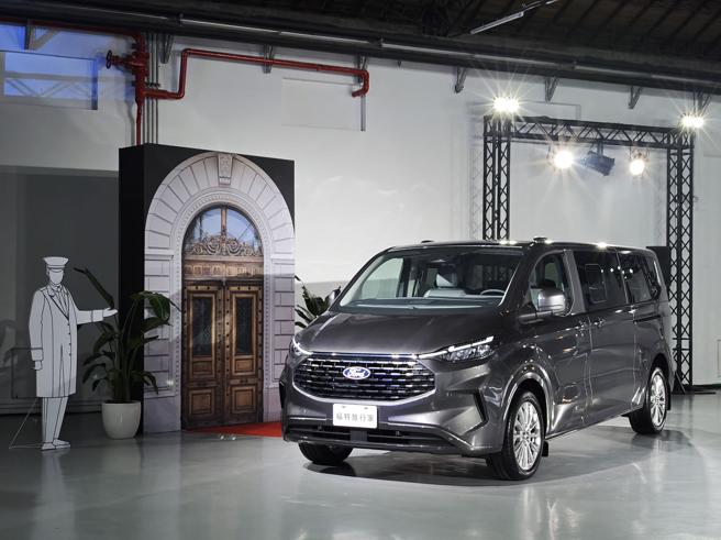 福特旅行家旗舰车款Bus Titanium八座车型导入全新无段式滑轨式座椅系统。（陈大任摄）