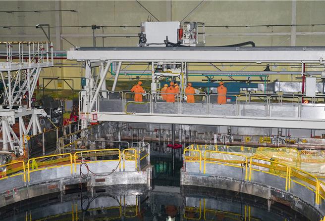 乾贮场拿到新北核发水土证明后，核一厂今起进行用过燃料运贮测试(热测试)，首批把冷却池内的2筒112束移出，先做资料分析，后续再移出其他燃料棒。(台电提供)