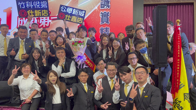 永庆加盟四品牌的联卖平台、加上科技工具让经纪人如鱼得水，林怀恩也有信心挑战年度千万经纪人。(图/永庆房产集团提供)