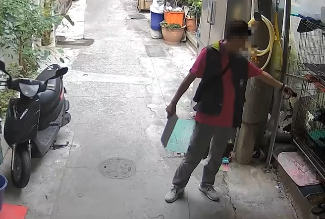 台南市環保人員執行登革熱稽查，竟開啟手電筒閃燈狂照狗狗。（翻攝台南大小事）