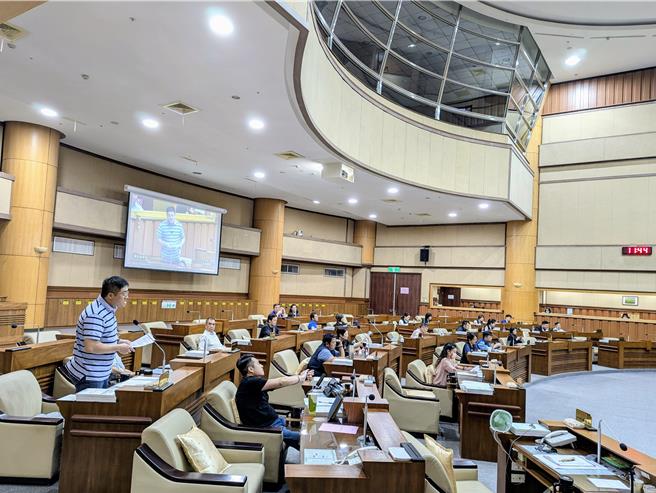 基隆市議會將於10月底的定期會審議明年度的議會預算，如獲通過，則議員的公費助理補助及為民服務費，都將大幅提升。（張志康攝）