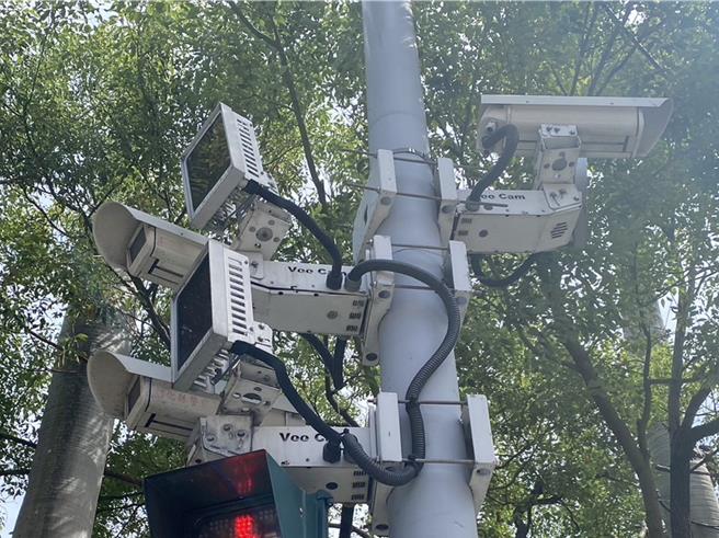 彰化县警局今年度持续扩充「天眼」防卫网录影监视系统，预计年底前完成1万2372支镜头。（孙英哲摄）